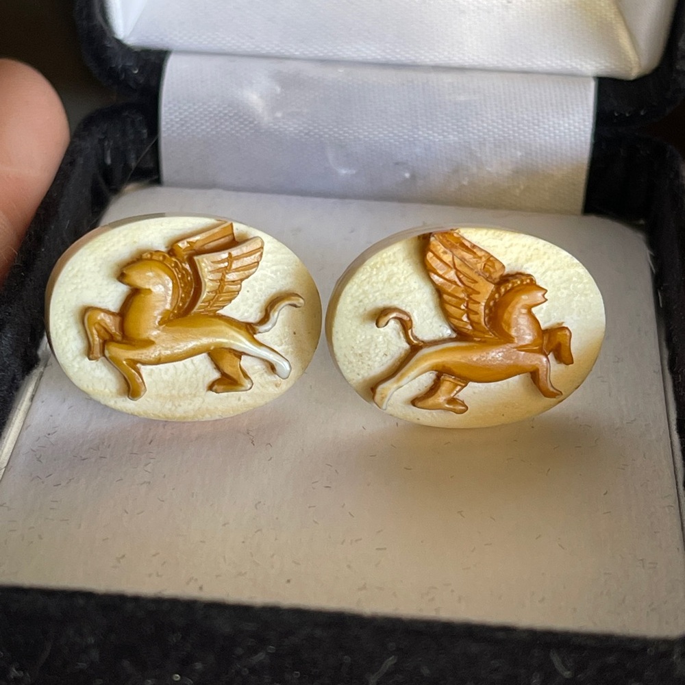 Vintage Oval Sardonyx Shell Carved Pegasus Cameo Cufflinks in Cream and Caramel